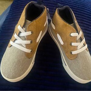 New Oshkosh BARCLAY shoes toddler sz 10🎁